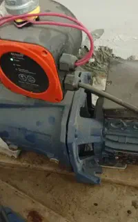 تعمیرکار تعمیر پمپ آب خانگی در محل نصب شده اش