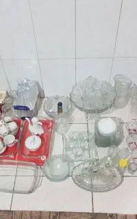 مقداری ظروف شیشه ای و پیرکس
