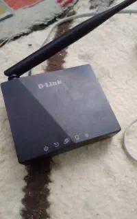یه عدد مودم  DLink   مدل 2700 ، با شارجر ایفن