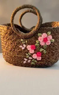 زنبیل حصیری  ربان دوزی شده