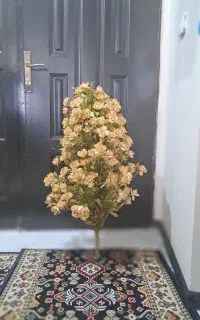 یک دسته گل مصنوعی به همراه یک عدد ساعت دیواری