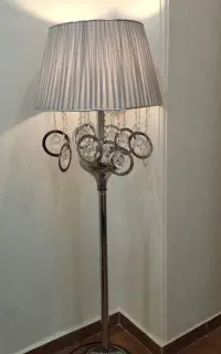 آباژور ایستاده
