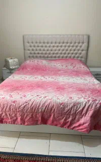 تخت خواب همراه دو عدد پاتختی و تشک