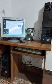 کامپیوتر خانگی کم کار به همراه میز کار