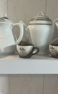 چهار عدد قوری و سه فنجان