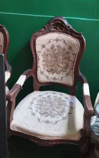 صندلی چوبی