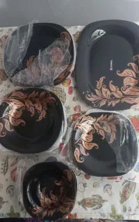 تعدادی ظروف چینی