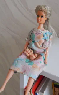 عروسک باربی و نوزاد قدیمی