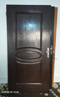 درب آپارتمان* فقط پول قفل و دستگیره و کلیدش هست