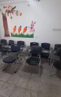 تعدای نیمکت و میز به فروش می رسد