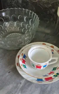 تعدادی ظروف  سرو پذیرایی  وسیسمونی