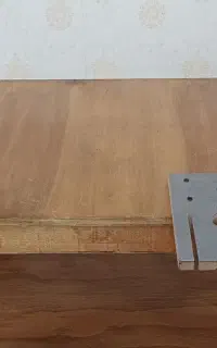 میز کار نشسته
