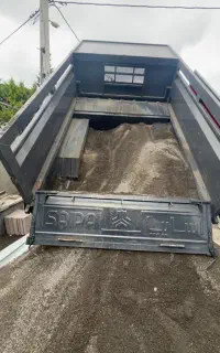 نیسان کمپرسی حمل ماسه و شن
