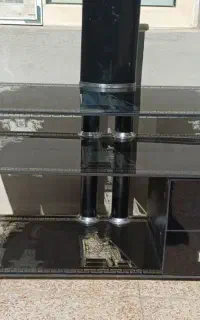 میزتلویزیون شیشه ای سالم وتمیز