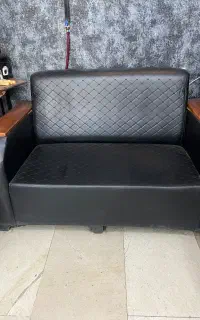 یک عدد مبل و صندلی ارایشگاه دو عدد