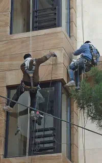 کار در ارتفاع،پیچ و رول پلاک سنگ نما.کاردرارتفاع