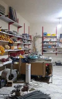 یک مغازه ابزار الات ولوازم ساختمانی
