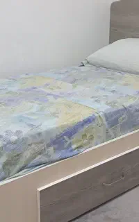 تخت یک‌نفره MDF کشودار سالم و تمیز