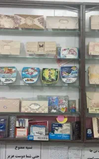 قفسه مرتب و تمیز جنس چوبی خوب