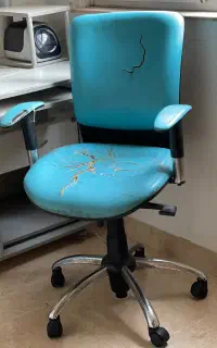 صندلی اداری و کامپیوتر