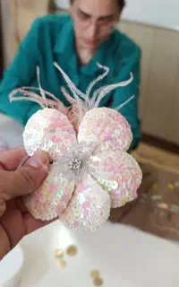 آموزش تخصصی تزیینات لباس جواهردوزی گل‌های پارچه ای