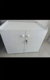 میز کوچک اداری یا کمد کنار تخت