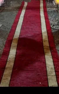 فرش قرمز با چمن مصنوعی