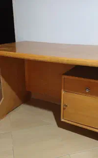 میز تحریر و کامپیوتر