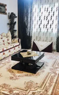 مبل و جلو مبلی محکم و تمیز بدنه چرم و پارچه