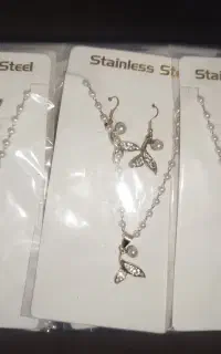 گردنبند و گوشواره و دستبند