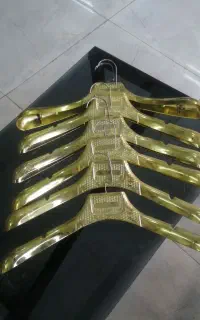 چوب لباسی طلایی، مشکی، طرح چوب، فلزی