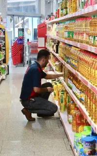 کارگر اقا فروشگاه مواد غذایی