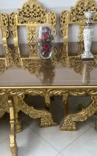 صندلی قالی به همراه میز نهارخوری