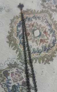 تسبیح مس کوب استخون و یک چاقو سرکلیدی