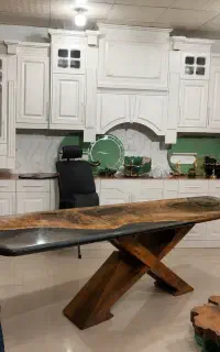 میز غذا خوری ساعت رزین ظروف روستیک  جلو مبلی و...