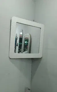 آینه قاب‌دار سفید شیک و تمیز