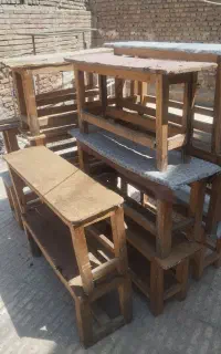 تعدادی نیمکت چوبی پشت چرخ خیاطی