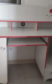 میزتحریر و کامپیوتر و دراور و مبل بچگانه
