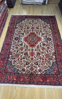 فرش ۶ متری همدان زمینه کرم