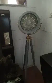 ساعت سه پایه ایستاده