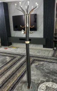 چوپ لباسی فلزی ایستاده