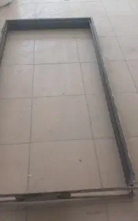 چهارچوب آهنی  ودرب چوبی کاملا سالم در حد نو