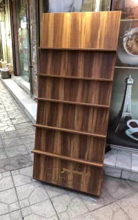 کتابخانه وشیشه قفسه