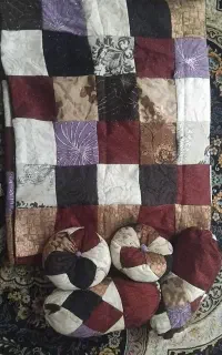 بالش و پارچه ی چند  تکه دوزی شده