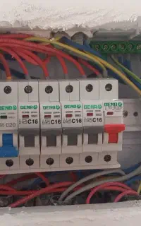 شاگرد برقراری ساختمان و دوربین دزدگیر