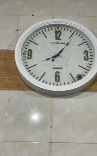 ساعت سفیدرنگ داخل شاین دار