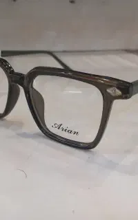 فریم و عدسی و عینک طبی