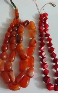 عقیق یمنی کهنه.  و  مرجان