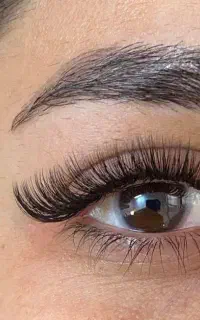 خدمات اکستنشن مژه و لیفت ابرو