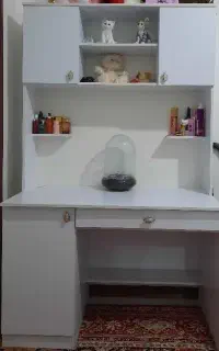میز و کتابخانه